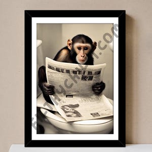 Scimmia cappuccino sulla toilette con giornale, stampe per la toilette, stampa divertente per il bagno, animale sulla toilette, scimmia con carta, arte della parete del bagno