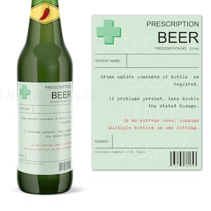 Pu&ograve; includere: Una bottiglia di birra di vetro verde con un'etichetta bianca che recita "Prescription Beer" e un peperoncino rosso in cima. L'etichetta include anche istruzioni per il consumo della birra, come "Bere l'intero contenuto della bottiglia come richiesto." e "In un caso estremo, consumare pi&ugrave; bottiglie in una sola volta."