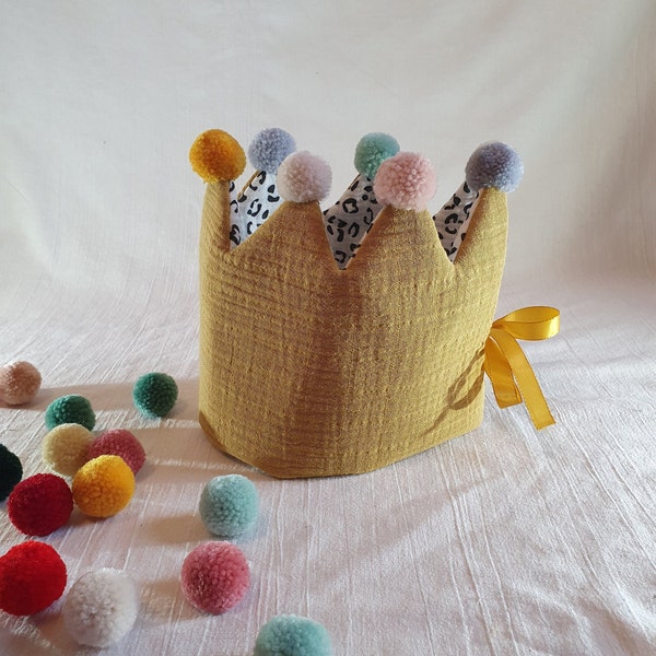 Lässige Geburtstagskrone aus Musselin mit Pompons / gelb-leo