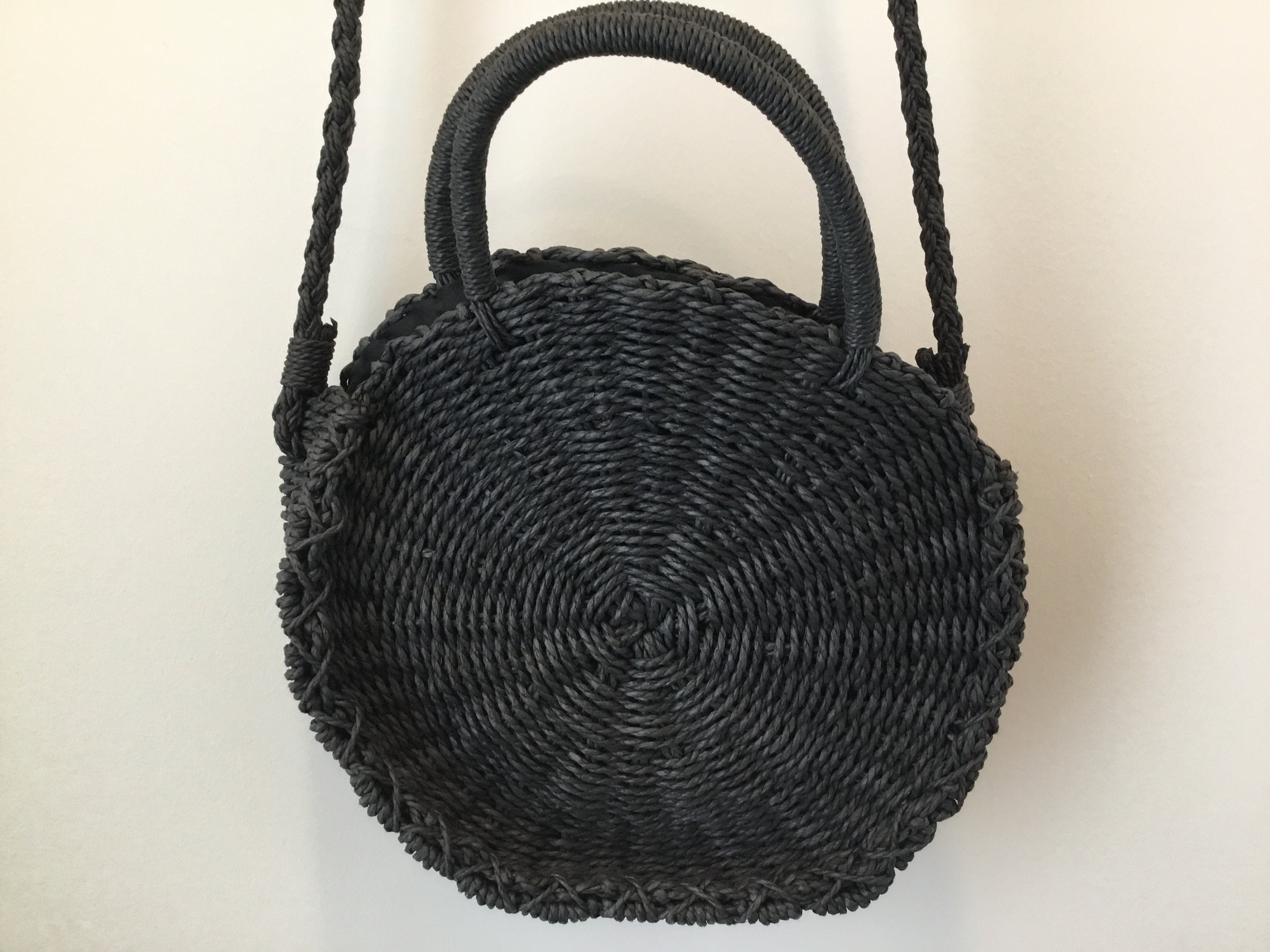 round woven crossbody bolsa
