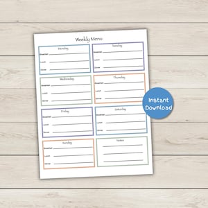 Puede incluir: Un planificador de menú semanal blanco con secciones para cada día de la semana, incluyendo desayuno, almuerzo y cena. El planificador tiene un círculo azul con las palabras "Descarga instantánea". El planificador está sobre una superficie de madera clara.