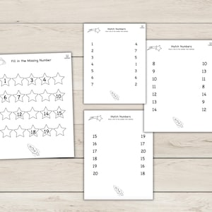 Pode incluir: Quatro folhas de trabalho brancas com texto preto sobre uma superfície de madeira clara. As folhas de trabalho são para combinar números e preencher os números em falta. Cada folha de trabalho tem uma estrela ou um gráfico de foguete.