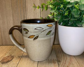 Taza de café Pfaltzgraff Studio “Pastorial Leaves” de 355 ml / Taza de gres descatalogada / Taza rústica con estampado de hojas en tonos tierra y color gris tostado.