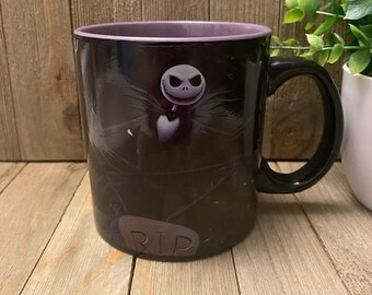 Taza Silver Buffalo de Pesadilla antes de Navidad con Jack Skellington que cambia de color con el calor – 591 ml (20 oz) Escena del cementerio
