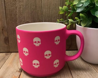 Taza de calaveras para domingo por la mañana: taza de café gótica rosa fucsia con calaveras blancas - taza de cerámica de 473 ml con un divertido y original diseño de terror.