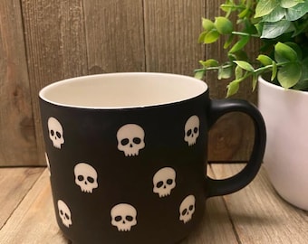 Taza de café "Domingo por la mañana: Taza de cerámica negra de 473 ml con calaveras blancas" - Taza de café de terror gótico - Regalo de vajilla alternativa para la cocina