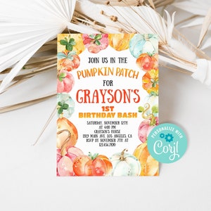 Könnte beinhalten: Eine farbenfrohe Einladung zu Graysons 1. Geburtstagsparty mit Aquarellkürbissen in Orange, Gelb und Blau. Der Text lautet: "Join us in the Pumpkin Patch for Grayson's 1st Birthday Bash". Enthält Datum, Uhrzeit und Ort.