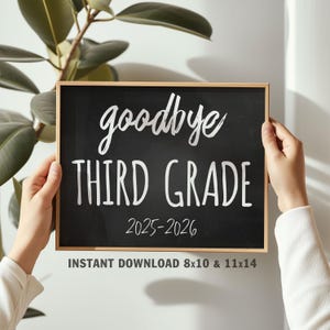 Könnte beinhalten: Eine schwarze Tafel mit Holzrahmen zeigt die Worte "goodbye THIRD GRADE 2025-2026" in weißer Schrift. Der untere Teil der Tafel lautet "INSTANT DOWNLOAD 8x10 & 11x14". Die Tafel wird von zwei Händen gehalten.