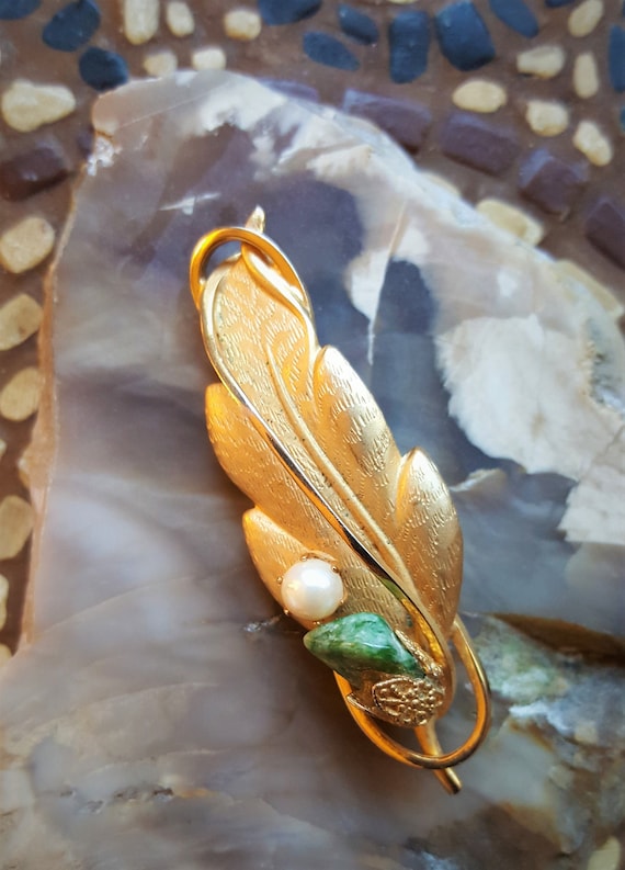 Aurora Whispers: Vintage Circa 1960's Jade & Pear… - image 1