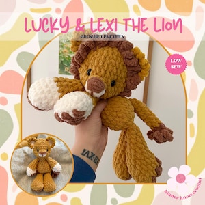 Pode incluir: Um leão de pelúcia de crochê com o texto "LUCKY & LEXI THE LION CROCHET PATTERN". O leão é principalmente amarelo-marrom com uma juba marrom, patas brancas e um nariz marrom. Uma versão menor do leão é mostrada em uma inserção circular.