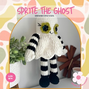 以下が含まれることがあります： 「Sprite the Ghost Crochet Pattern」の文字が入った、かぎ針編みのゴースト人形。 ゴーストは白で、黒と白のストライプの腕と脚があります。 緑と黒の花の形をした目と笑顔の顔をしています。 手作りの気まぐれなアイテムです。