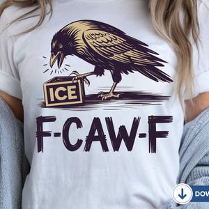 Puede incluir: Camiseta blanca con una ilustración de un cuervo sosteniendo una caja con "ICE". El cuervo está sobre una superficie oscura, con el texto "F-CAW-F" debajo. Un diseño humorístico, jugando con el sonido del cuervo.