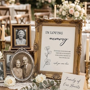 Könnte beinhalten: Ein Gedenkdisplay mit einem großen, verzierten Goldrahmen mit dem Text IN LOVING memory, HONORING THOSE WHO ARE FOREVER IN OUR HEARTS ARE DEPPLY MISSED ON THIS SPECIAL DAY und wish you were here, neben gerahmten Schwarz-Weiß-Fotos.