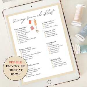Op de afbeelding: Een checklist voor een naaiatelier, met een lijst van essentiële gereedschappen en benodigdheden, waaronder naaimachines, meetgereedschap, snijgereedschap en markeergereedschap. De checklist staat op het scherm van een tablet met een witte achtergrond.