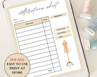 Op de afbeelding: Een printbaar wijzigingsblad met een beige achtergrond en zwarte tekst. Het blad bevat secties voor datum, naam van de klant, type werk, prijs en benodigdheden. Er is een checklist voor haak en oog, topstikken en labels. Een gestileerde illustratie van een paspop bevindt zich in de rechterbenedenhoek.
