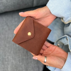 Cartera de mujer de cuero minimalista delgada, Cartera de cuero pequeña personalizada, Cartera bonita, Regalo del Día de la Madre, Cartera triple vintage para él