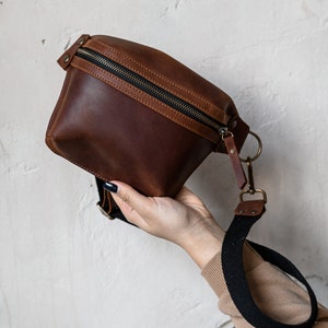 Women Shoulder Vintage Leather Belly Waist bag. Leather Belly Crossbody Bag. Leather Fanny pack with Belt, Unisex Small Handbag Cognac