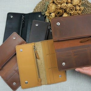 Puede incluir: Cuatro carteras de cuero en diferentes colores, incluyendo marr&oacute;n, negro y amarillo. Las carteras tienen m&uacute;ltiples ranuras para tarjetas y un compartimento con cremallera.