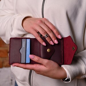 Cartera pequeña para mujer Cartera de cuero minimalista Regalo personalizado Cartera de cuero linda Regalo de mamás Regalo hecho a mano Día de las madres Mini billetera