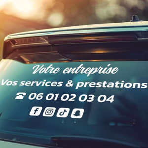 Peut inclure: Un autocollant blanc sur la vitre arrière d'une voiture avec le texte "Votre entreprise Vos services & prestations 06 01 02 03 04" et des icônes de médias sociaux pour Facebook, Instagram, TikTok et Snapchat.