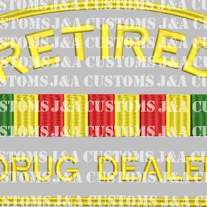 Könnte beinhalten: Ein gelber gestickter Aufnäher mit den Worten "Retired Drug Dealer" und einer Reihe von fünf gelben, roten und grünen Streifen.