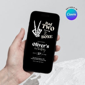 Puede incluir: Una invitación digital en blanco y negro para una fiesta de cumpleaños número 2. La invitación presenta una mano de esqueleto haciendo un signo de paz con el texto "Bad Two the Bone" y "Oliver's 2nd Birthday". La fecha y hora de la fiesta se enumeran como "Oct 27 | 8 PM". La ubicación se enumera como "The Grand Manor, 789 Phantom Blvd, Mystery City".