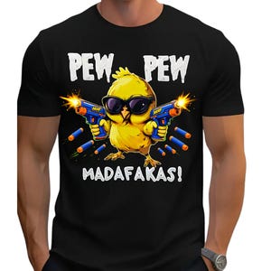 Puede incluir: Camiseta negra con un pollito de dibujos animados con gafas de sol y sosteniendo dos pistolas de juguete. El texto "PEW PEW MADAF*KAS!" está impreso encima y debajo del pollito. El pollito es amarillo y las pistolas son azules y naranjas.
