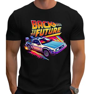 Puede incluir: Camiseta negra con un gráfico colorido del DeLorean, la máquina del tiempo de la película "Regreso al Futuro". El texto "BACK TO THE FUTURE" está sobre el coche.