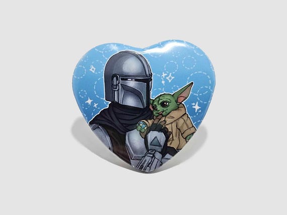ピンズ・ピンバッジ・缶バッジ SWCJ Mandalorian & Grogu Badge art Pin ピンズ・ピンバッジ・缶バッジ SWCJ Mandalorian & Grogu Badge