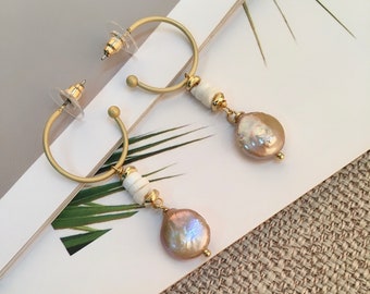 Créoles de perles baroques : accent de coquillages, or 18 carats