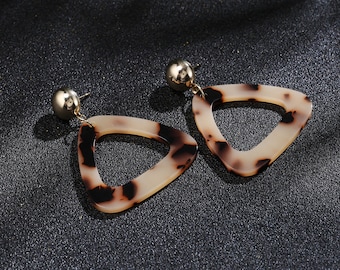 Boucles d'oreilles triangle léopard en acétate : tige en acier inoxydable