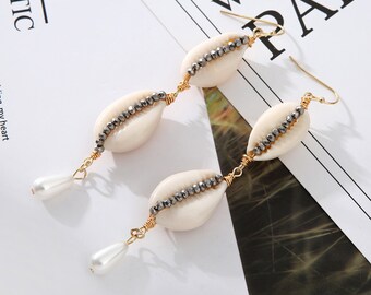 Boucles d'oreilles pendantes en or : coquillage naturel, perle en forme de larme, pierres de verre