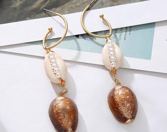 Boucles d'oreilles pendantes en or : bijoux de mariée en coquillages naturels et perles