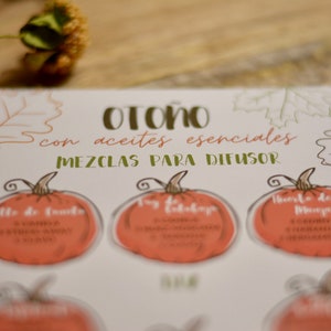 May include: A printable card with the text "Otoño con aceites esenciales Mezclas para difusor" and four illustrated pumpkins with text inside each pumpkin. The pumpkins are labeled "Pote de Tomate", "Fog Títere", "Tuerta de Manzanas", and "Calabaza Especiada".