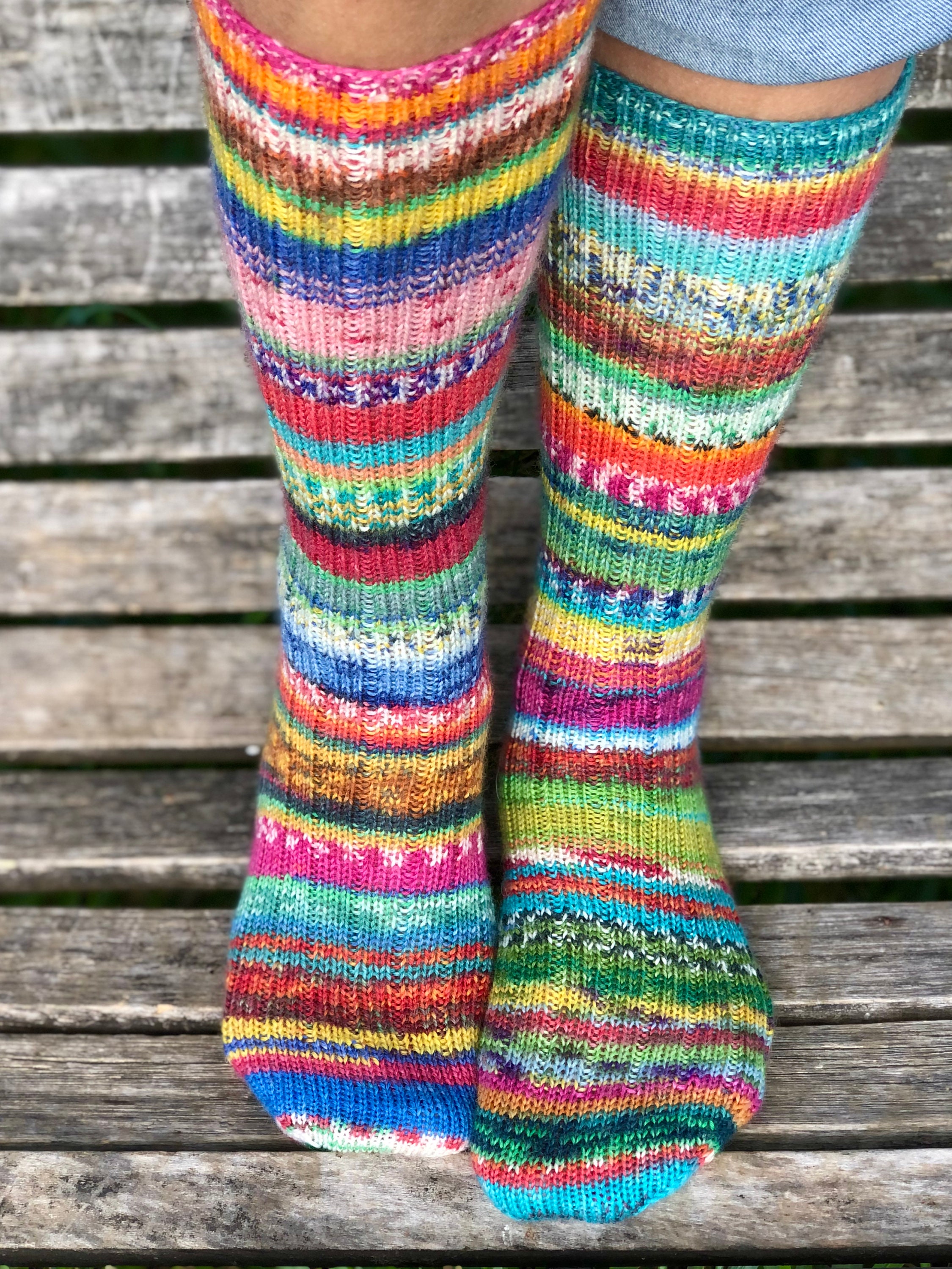 modele tricot moufles bébé marine avec cordon de couleur