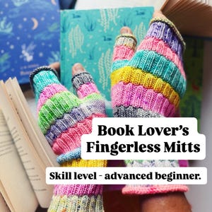 Könnte beinhalten: Gestrickte Fingerhandschuhe mit bunten Streifen, mit dem Text "Book Lover's Fingerless Mitts" und "Skill level - advanced beginner." Die Handschuhe haben Streifen in Rosa, Gelb, Grün und Blau. Bücher sind im Hintergrund zu sehen.