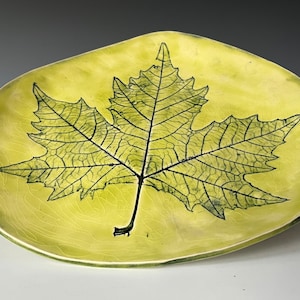 Handmade Leaf Plate, Sycamore Leaf, Bright Green Ceramic Porcelain Platter, Stoneware, Sushi, Nature Decor, Dessert Tray, Rustic Kitchen
