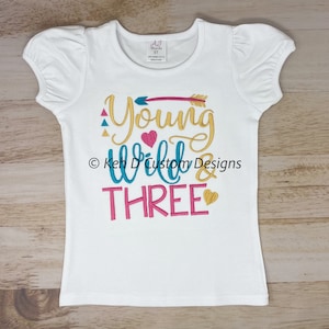 Camiseta de tercer cumpleaños, Young Wild and Three, camiseta de cumpleaños para niñas, camiseta personalizada, camiseta bordada, camiseta de cumpleaños, camiseta de cumpleaños para niños