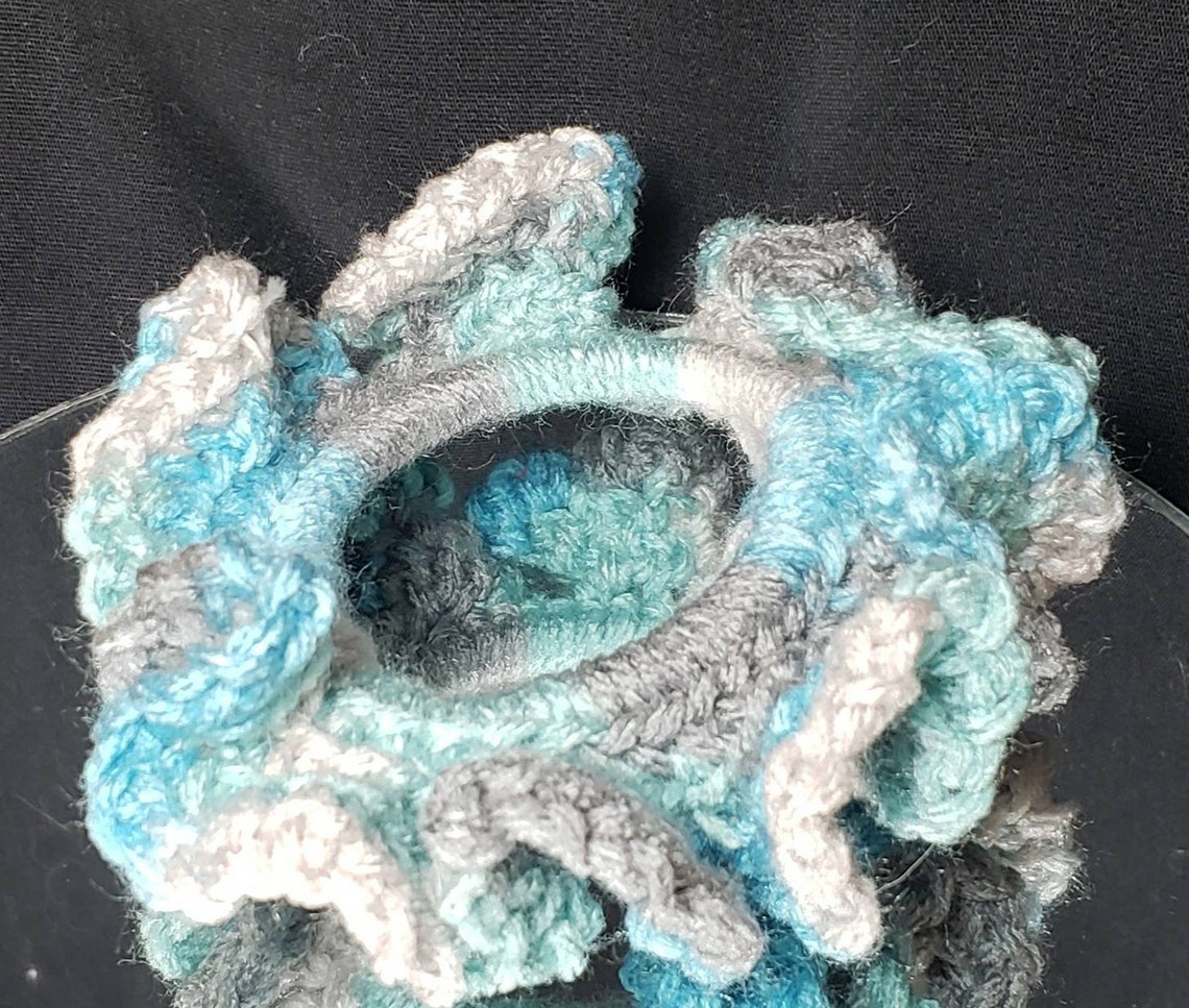 Crocheted Curly Scrunchie Blanco Azulado y Gris Etsy