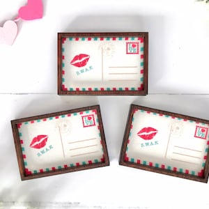 Enseigne miniature avec cadre en bois | Type de ferme | Décor de plateau à plusieurs niveaux | Fabriquée à la main aux États-Unis - Extra mini carte postale de la Saint-Valentin avec aimant