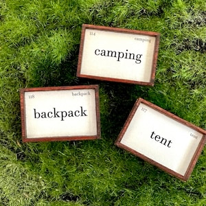 Enseigne miniature encadrée en bois | Type de ferme | Décor de plateau à plusieurs niveaux | Fabriqué à la main aux États-Unis - Mini cartes flash de camping vintage supplémentaires avec aimant