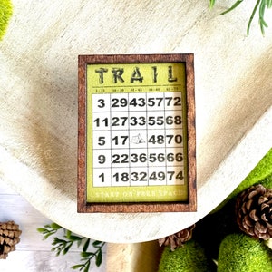 Enseigne miniature encadrée en bois | Ferme | Décor de plateau à plusieurs niveaux | Fabriqué à la main aux États-Unis - Trail Bingo Card