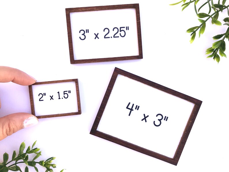 Peut inclure: Trois petits cadres en bois avec des inserts blancs. Les cadres sont &eacute;tiquet&eacute;s avec leurs dimensions : 7,6 cm x 5,7 cm, 5,1 cm x 3,8 cm et 10,2 cm x 7,6 cm. Les cadres ont une finition marron fonc&eacute;.