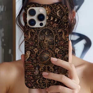 Könnte beinhalten: Eine Smartphone-Hülle mit einem dunklen, komplexen Design, das ein zentrales Schloss, einen Himmelsglobus, eine Eule, Drachen und florale Motive in Gold-, Braun- und Schwarztönen zeigt. Das Muster enthält zudem Sonnen- und Mondsymbole.