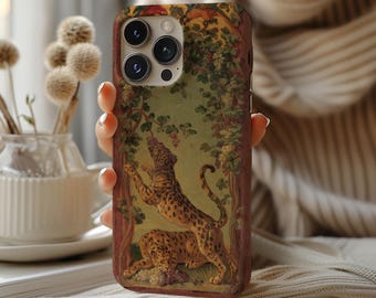 Puede incluir: Funda de teléfono con una ilustración vintage de dos leopardos en un bosque. La funda tiene un borde marrón y una imagen detallada de los leopardos alcanzando uvas. El diseño recuerda al arte clásico.