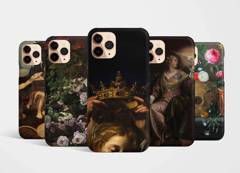 Pode incluir: Cinco capas diferentes para iPhone com v&aacute;rias obras de arte inspiradas no Renascimento. As capas apresentam uma coroa, uma mulher em uma t&uacute;nica, uma natureza morta com flores e um arranjo floral.