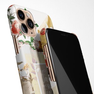 Op de afbeelding: Een witte iPhone-hoes met een bloemen- en collageontwerp. De hoes heeft een gouden rand en een uitsparing voor de camera. De hoes wordt getoond naast een zwarte iPhone.
