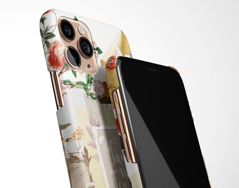 Op de afbeelding: Een witte iPhone-hoes met een bloemen- en collageontwerp. De hoes heeft een gouden rand en een uitsparing voor de camera. De hoes wordt getoond naast een zwarte iPhone.