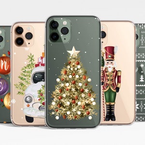 Op de afbeelding: Vijf verschillende kerstthema-telefoonhoesjes. De hoesjes zijn transparant en tonen verschillende ontwerpen, waaronder een kerstboom, een notenkraker, een auto met cadeaus, kerstballen en een sneeuwvlokkenpatroon.