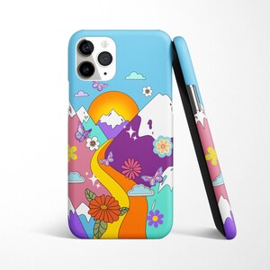 K&ouml;nnte beinhalten: Eine farbenfrohe Handyh&uuml;lle mit einem Retro-Design, das eine Bergkette, einen gewundenen gelben Weg, Schmetterlinge und Blumen zeigt. Die H&uuml;lle hat einen blauen Hintergrund mit einer wei&szlig;en und orangefarbenen Sonne.